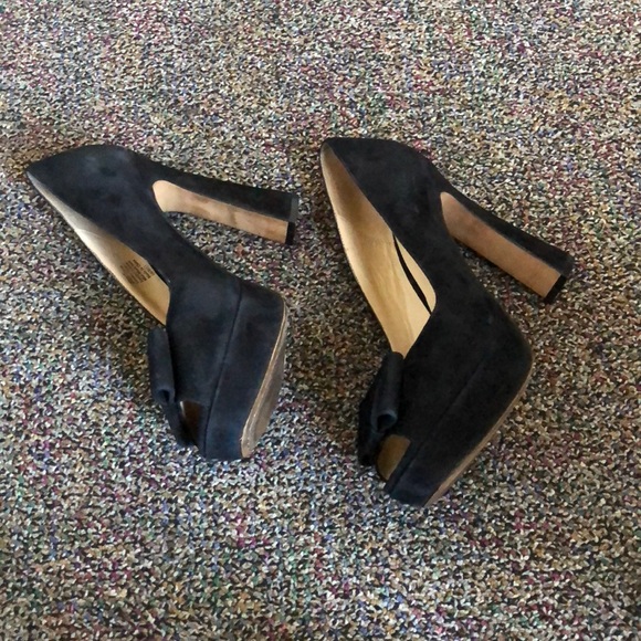 Kenneth Cole bow heels size 7.5. - Picture 2 of 4